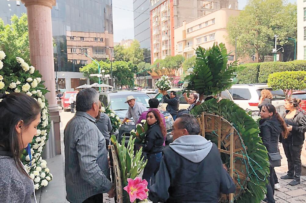 Cuando la carroza fúnebre partió rumbo al panteón Francés, los familiares de Alejandro informaron que se reunirán con el secretario de Seguridad Pública (ESPECIAL)