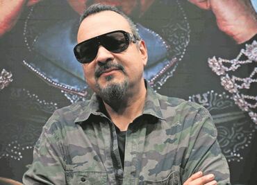 Pepe Aguilar presente en el desfile militar del 16 de septiembre en el Zócalo; se retira escoltado por militares