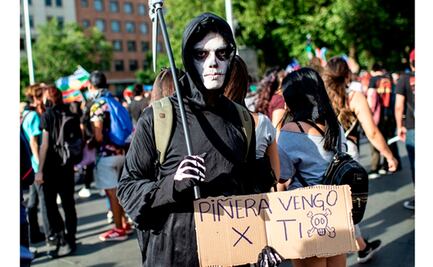“Monstruos” salen a las calles de Chile para protestar contra Sebastián Piñera