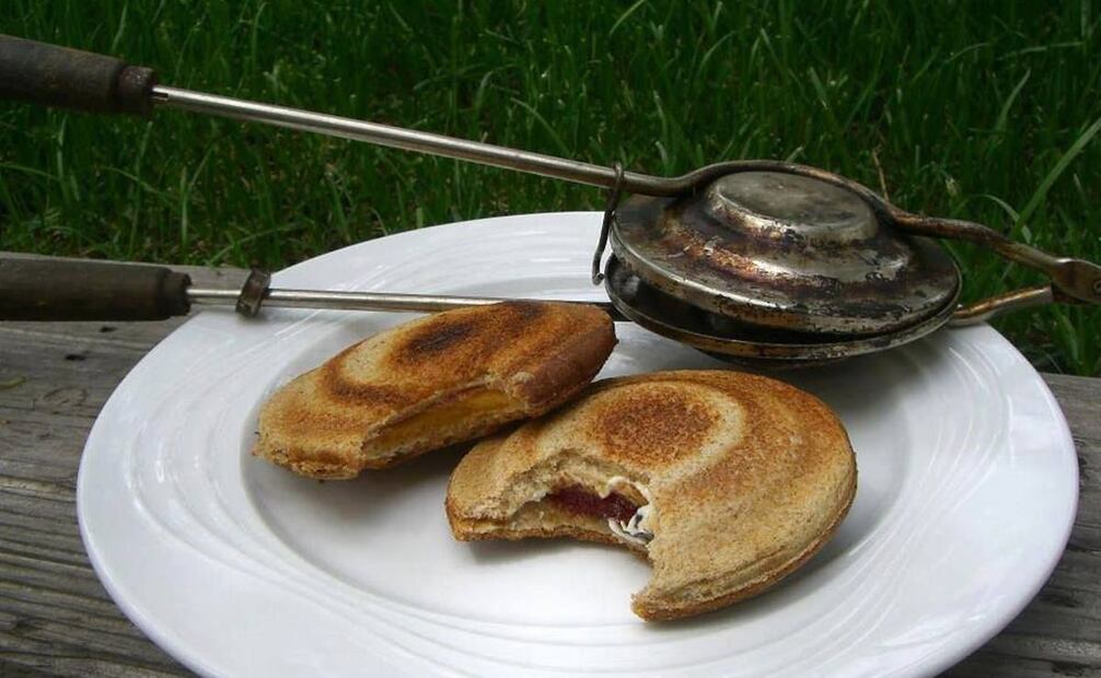 Los sándwiches conocidos como “platillos voladores” consistía en colocar el pan con su respectivo relleno en el aparato que vemos en la fotografía para posteriormente a través de calor tomar la forma del molde y quedar sellados. Foto: Especial.