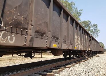 Normalistas liberan vías del tren en Morelia, Michoacán