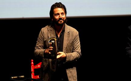 Diego Luna recibe premio y defiende ver películas en los cines; “algo que pasa cada vez menos”