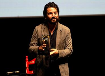 Diego Luna recibe premio y defiende ver películas en los cines; “algo que pasa cada vez menos”