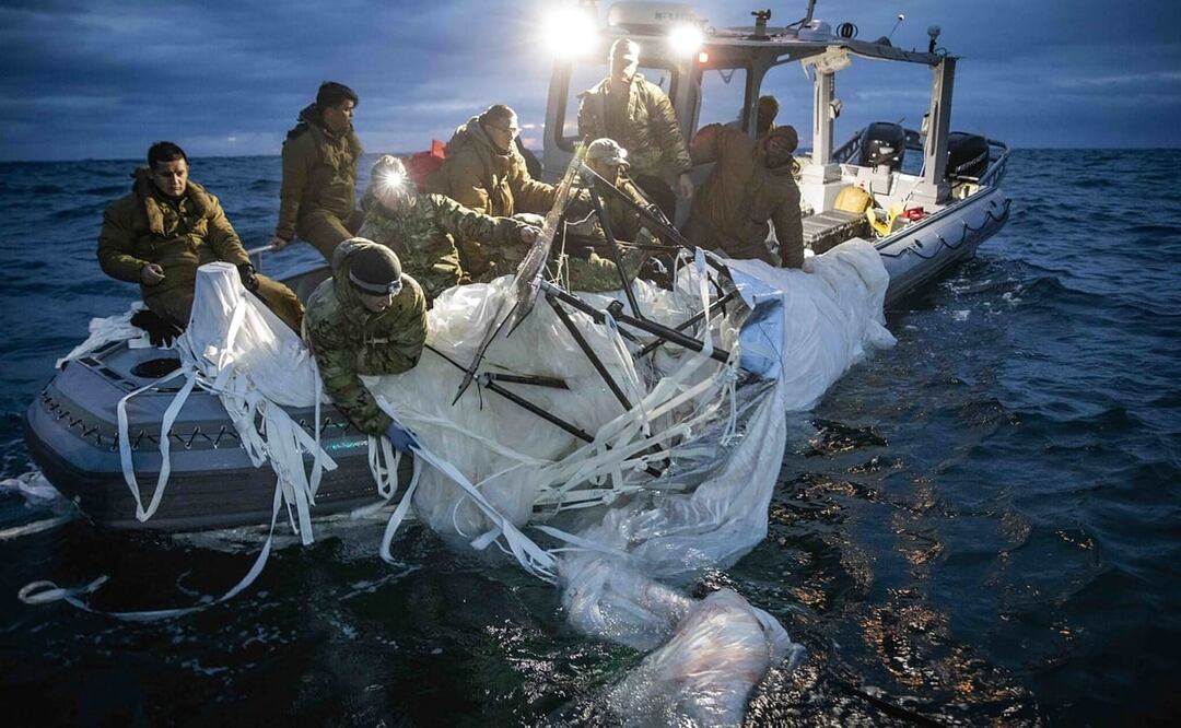 Marinos recuperan un globo de vigilancia a gran altitud frente a la costa de Myrtle Beach, Carolina del Sur, el 5 de febrero de 2023. Foto: AP