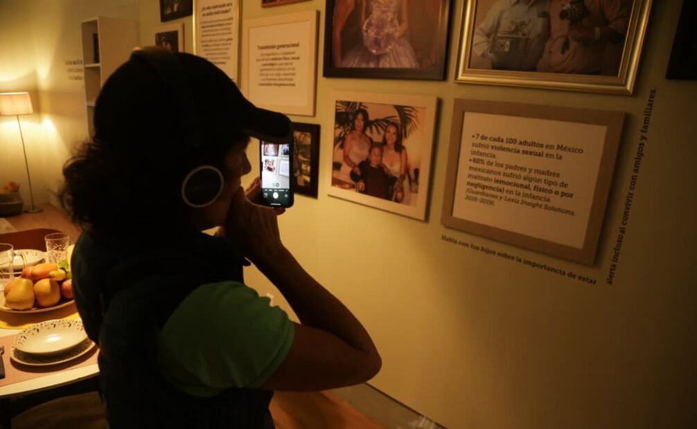 Suscriptora de EL UNIVERSAL durante el recorrido por la exposición "Infancias en silencio" en el Museo Memoria y Tolerancia.  |  Foto: Carlos Odín.
