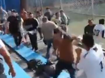 Adultos se lían a golpes en pelea campal durante partido de futbol infantil en deportivo de la Álamos