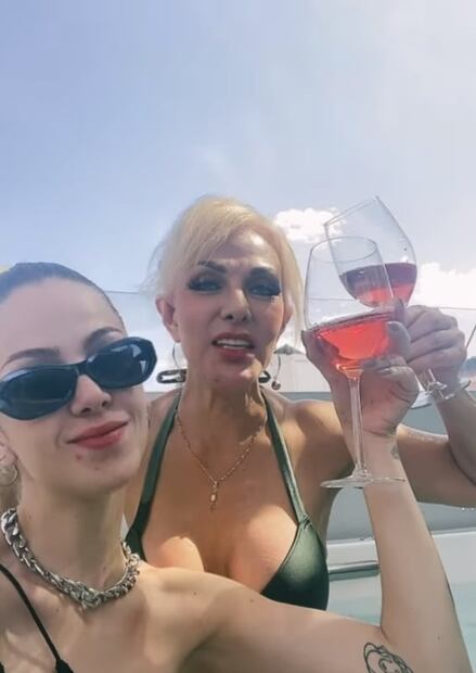 Olivia Collins y su hija ¡parecen hermanas!; se divierten en piscina y levantan suspiros
