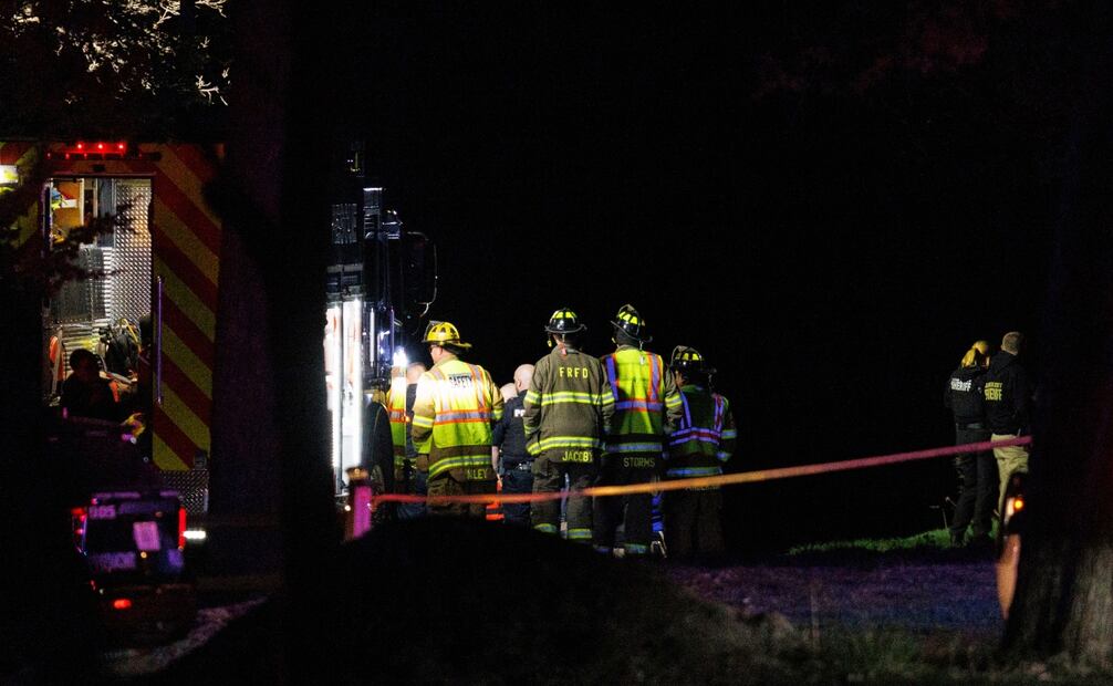 Los equipos de emergencia responden después de que un avión se estrellara en el río Platte en Nebraska. Foto: AP