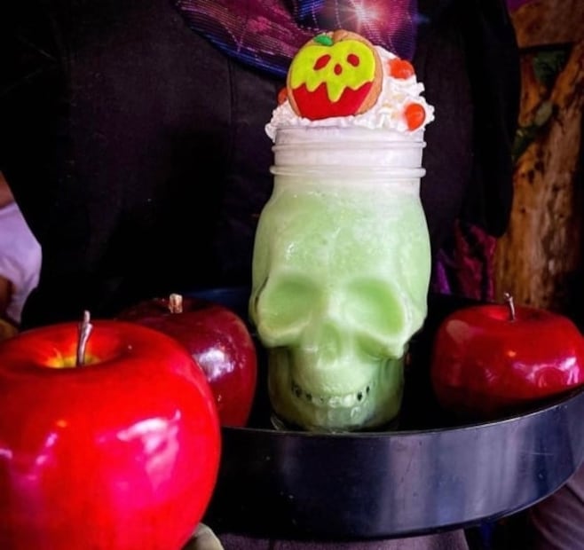 Ve volando a la gran cena de brujas en CDMX 