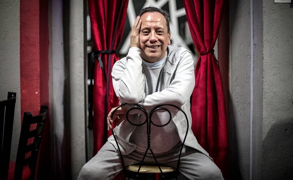 El actor y conductor de radio Tito Vasconcelos en su espacio cultural Youkali Cabaret. Foto Germán Espinosa/EL UNIVERSAL.