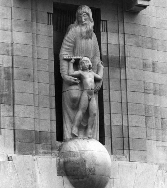 Hombre grita "pedófilo" y ataca estatua del polémico artista Eric Gill en Londres