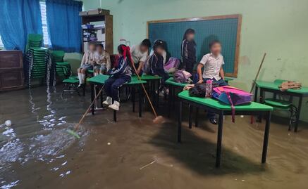 Alumnos quedan atrapados en salones de clases por inundación de escuela en Acolman, Edomex; plantel se ve afectado por lluvias y mal drenaje