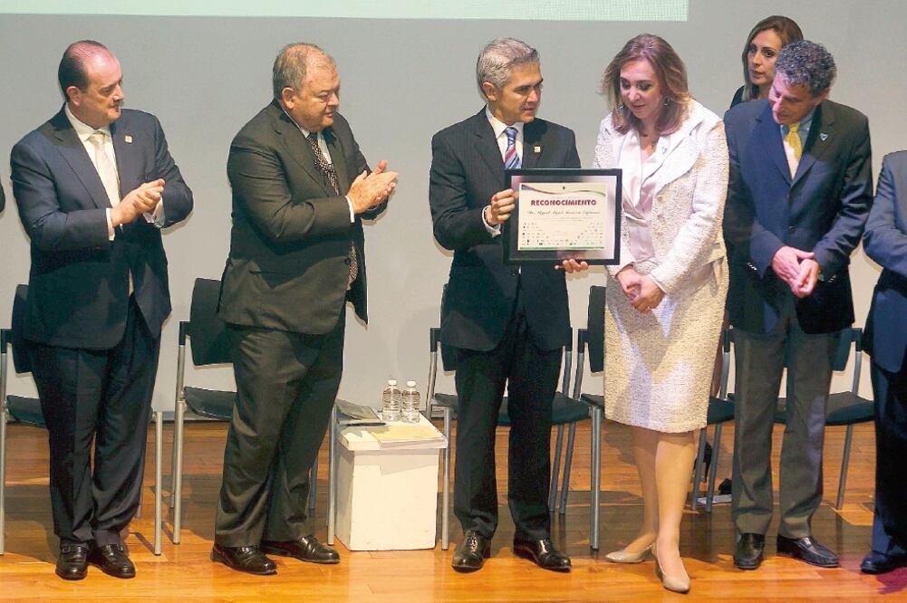 El jefe de gobierno del DF, Miguel Ángel Mancera, recibió un reconocimiento por atender los temas de prevención, protección y asistencia a víctimas en el Museo Memoria y Tolerancia (FERNANDO RAMÍREZ. EL UNIVERSAL)