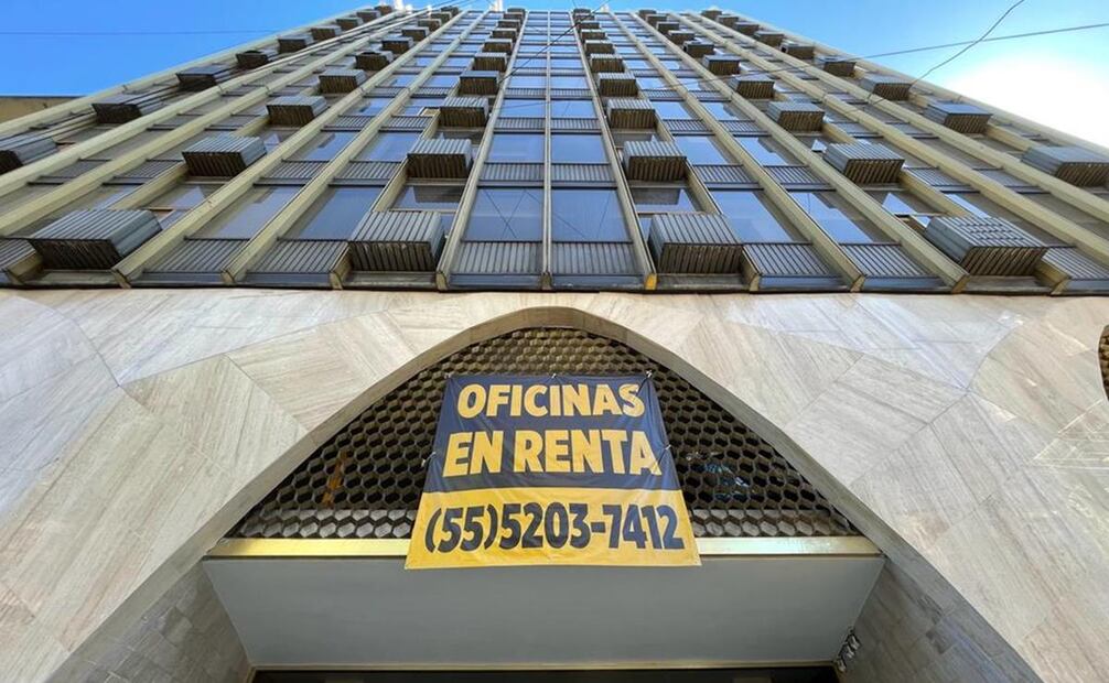 Pese a ser edificios de los años sesenta y setenta, aún es posible encontrar fachadas de cristal ahumado y metal dorado en buen estado. Foto: Esaúl Hernández.