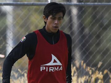 En Chivas reclaman a Macías por ventilar intimidad en el vestuario