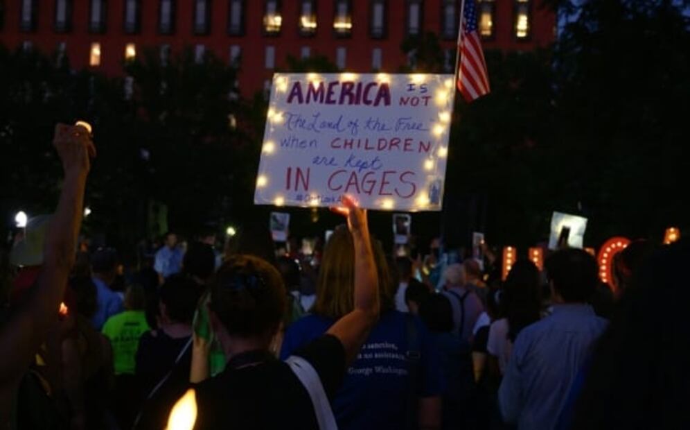 “Todos aquí somos americanos”, dicen en vigilia colectiva contra redada de Trump