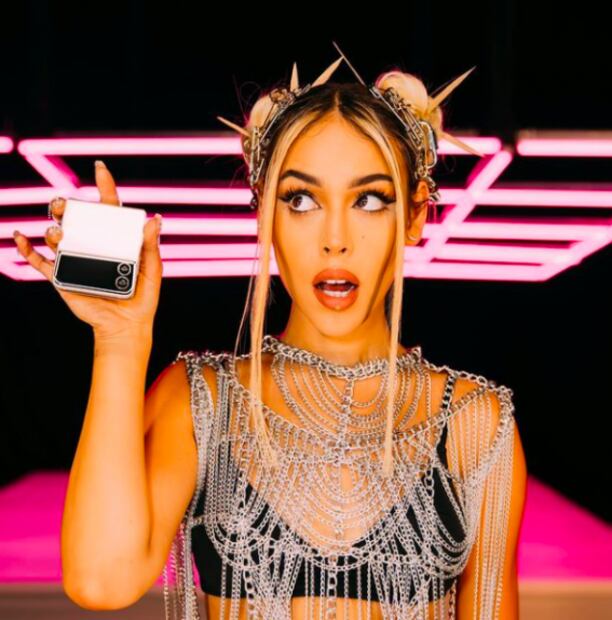 Danna Paola te muestra cómo usar pañoletas en el pelo para verte en tendencia