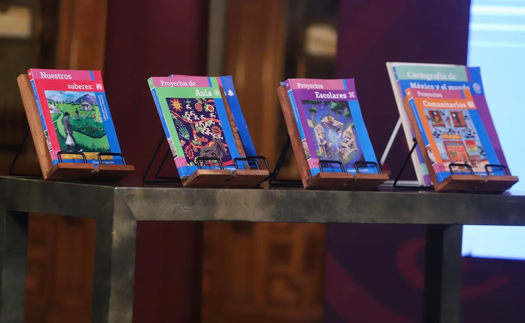 Exposición de libros de texto gratuitos en conferencia de prensa de la SEP. Foto: archivo/ El Universal