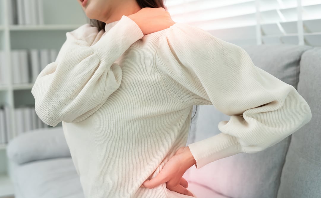 ¿Sientes dolor de cuello o espalda?; conoce cinco ejercicios para aliviar la tensión muscular desde casa. Foto: Canva