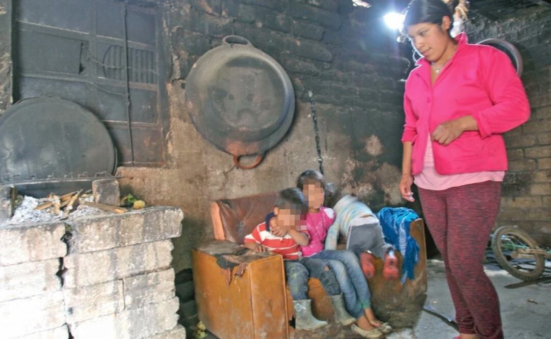 Alma Delia perdió todas sus pertenencias en el sismo, sólo le quedó un sillón donde duermen sus hijos. (JORGE ALVARADO. EL UNIVERSAL)