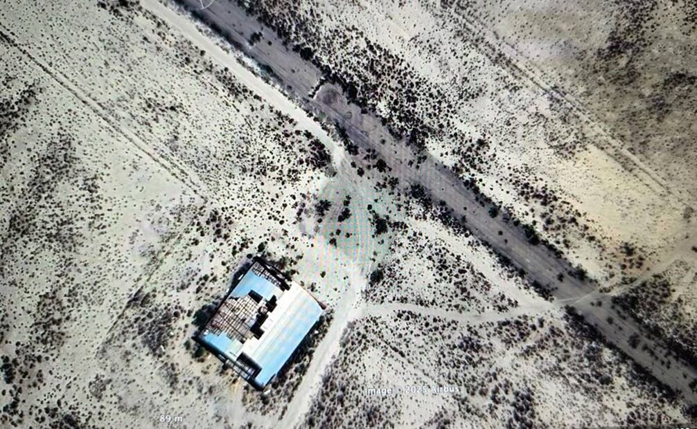 La fotografía corresponde al hangar y pista de aterrizaje del rancho que era del ex presidente Lyndon B. Jonhson tomada desde google maps. La extensión era de 44 mil hectáreas, tenía 2 mil 800 cabezas de ganado, centenares de caballos de los más finos y una pista de aterrizaje. Tenía una mansión con un patio central.