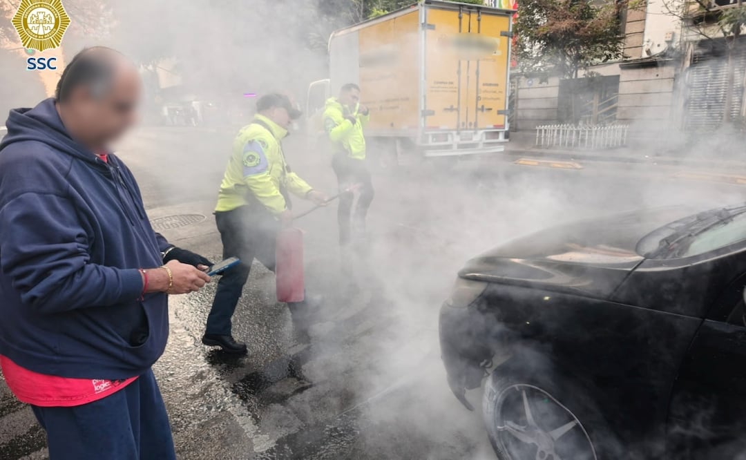 Policías sofocan incendio en auto en la colonia Juárez; conductor resulta ileso. Foto: Especial