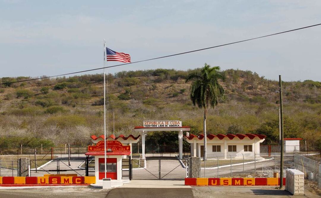 La puerta noreste marca el fin del territorio controlado por Estados Unidos en Guantánamo, Cuba, en la ruta que lleva hacia suelo soberano cubano desde la base naval   Foto: Reuters/Archivo