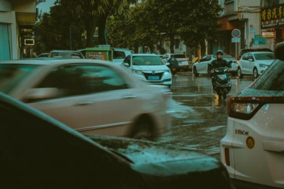 ¿Qué hacer si tu auto falló y estás bajo la lluvia?