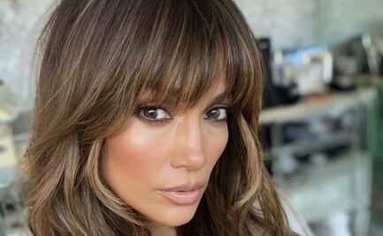 JLo muestra cómo elevar un vestido camisero con plataformas
