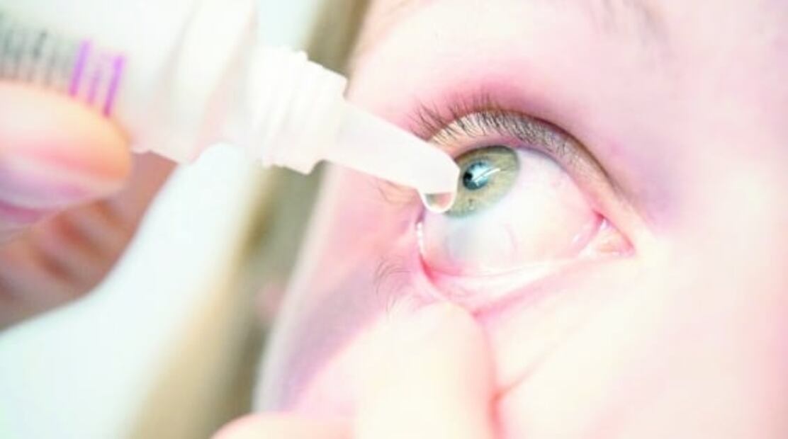 Este síndrome es un trastorno inmunitario el cual destruye las glándulas que producen las lágrimas y la saliva, lo cual causa resequedad en la boca y en los ojos. 
