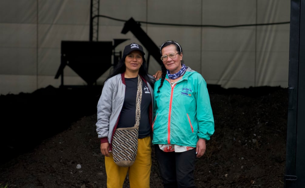 Lina Osorio y su mamá María del Carmén, recuperadoras de oficio e integrantes de la asociación de reciclaje Sineambore, frente a la planta de reciclaje orgánico. Foto: Aldo Sotelo