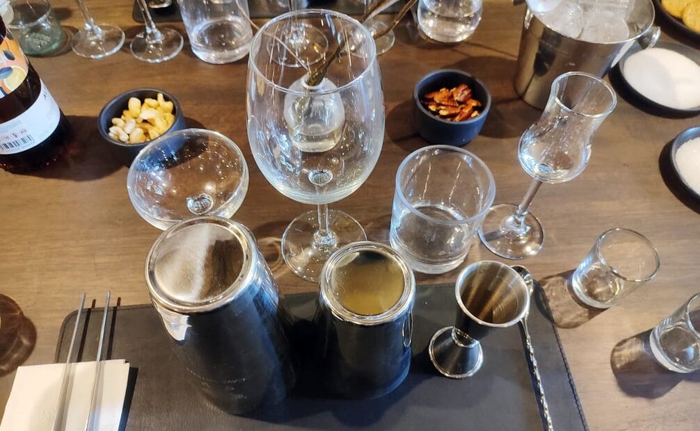 No te preocupes si no tienes utensilios de bartender: ¡puedes sustituir el shaker con un frasco de vidrio y el jigger con una taza medidora! Foto: Raúl J. Fontecilla/EL UNIVERSAL.