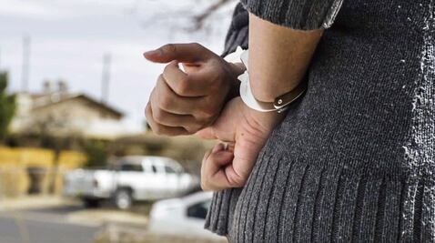 Detienen a mujer por tener dos esposos