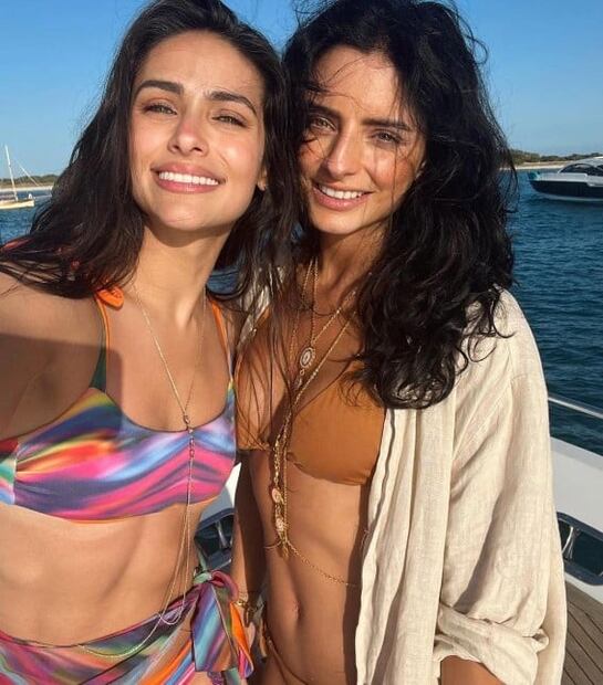 Renata Notni y Aislinn Derbez posan juntas en bikini y roban suspiros en la playa