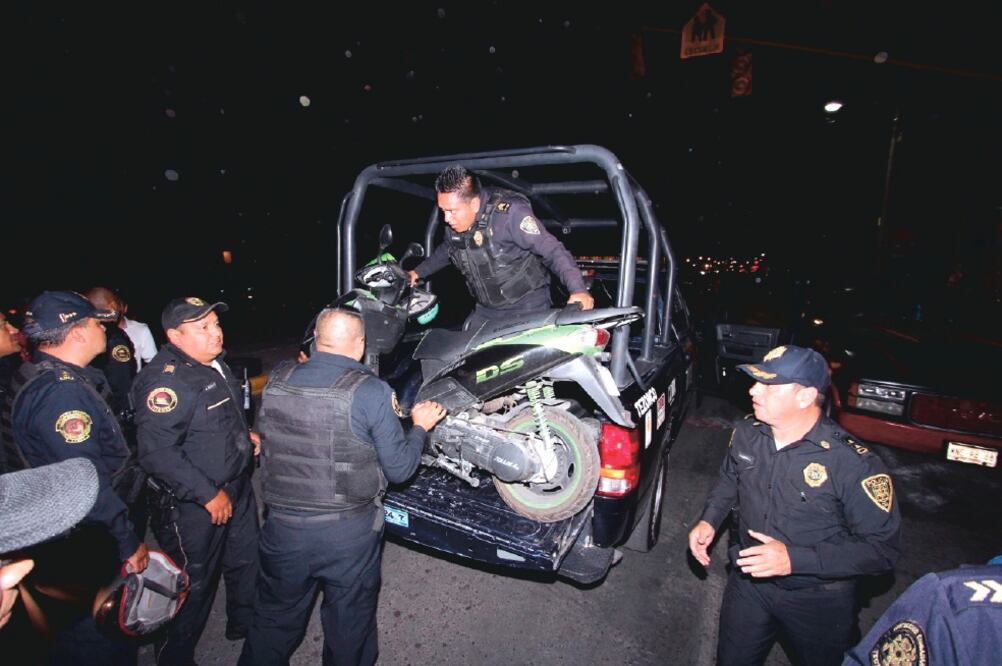Para inhibir el robo a personas que caminan por la vía pública, la policía realiza operativos para revisar la documentación de los motociclistas. (CORTESÍA SSP)