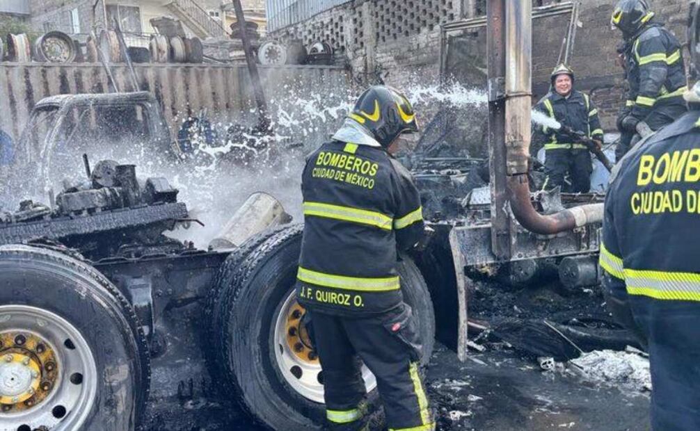 El fuego consumió en su totalidad un tractocamión, un vehículo de carga ligera, una gran cantidad de llantas y basura acumulada en el predio. Foto: Especial.