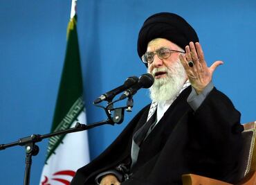 Líder supremo iraní se burla de EU tras violencia en Charlottesville