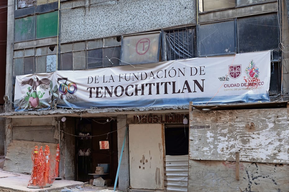 Una de las acciones del gobierno de la CDMX fue colocar en puentes, postes, avenidas e incluso edificios en ruinas mantas para conmemorar la fundación de Tenochtitlan. (13/03/2025) Foto: Germán Espinosa | El Universal