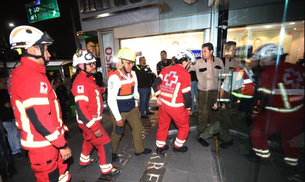 Servicios de emergencia acudieron a la Torre Latinoamericana, en la Ciudad de México, para rescatar a 12 personas que quedaron atrapadas en un elevador, el 30 de mayo de 2025. Foto: Francisco Rodríguez/EL UNIVERSAL