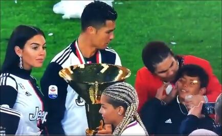 Cristiano Ronaldo golpea a su hijo con el trofeo de la Serie A