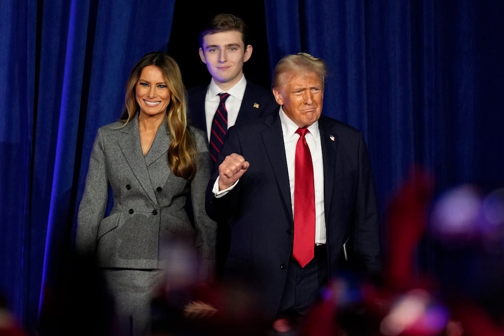 El expresidente Donald Trump, candidato presidencial republicano, acompañado por su esposa Melania Trump, izquierda, y su hijo Barron Trump, llega para hablar en una fiesta de observación de la noche de las elecciones, el 6 de noviembre de 2024, en West Palm Beach, Florida. Foto: AP