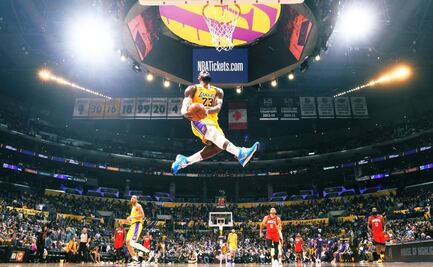 LeBron James emula clavada de Kobe Bryant con los Lakers