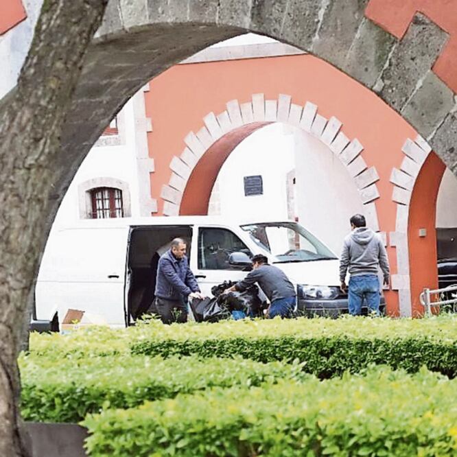 Imagen de cómo lucía ayer la Residencia Oficial de Los Pinos; no había militares en el área y algunos trabajadores retiraban materiales. Foto: LUIS CORTÉS. EL UNIVERSAL
