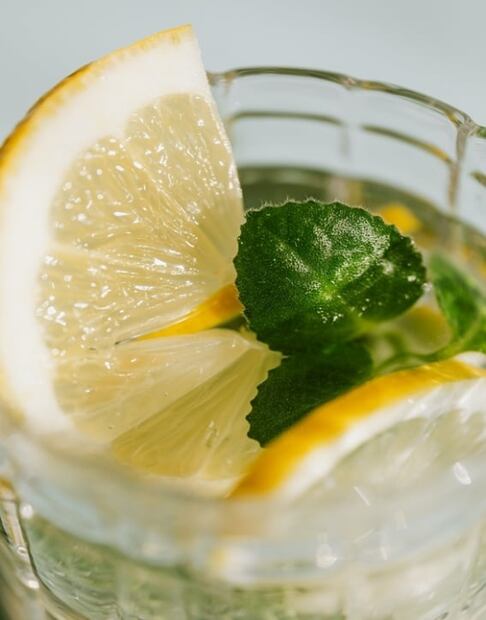 Prepara una refrescante agua de menta con albahaca y jengibre