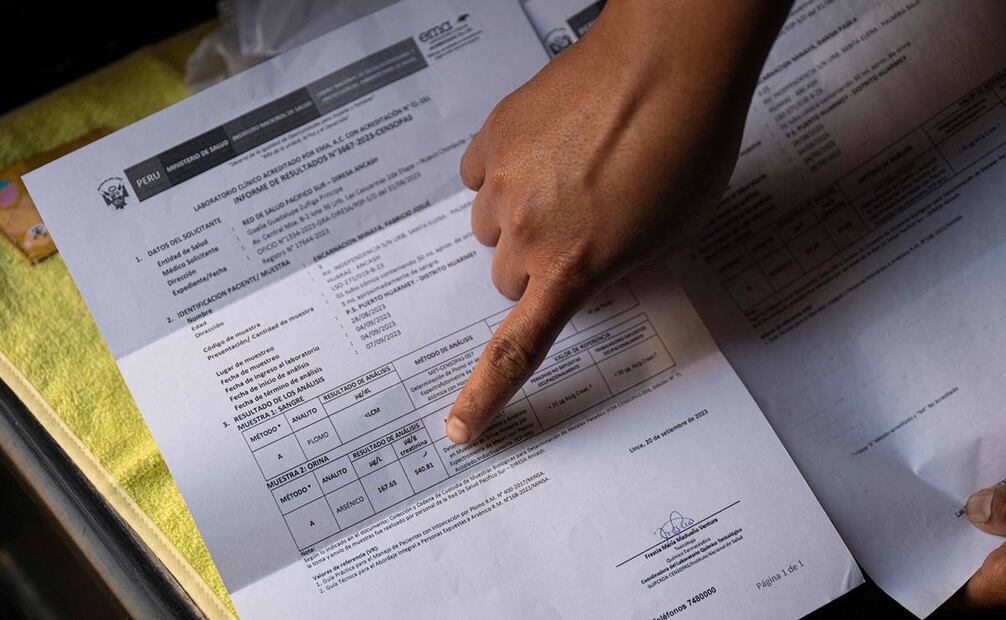 Mireya Minaya, de 32 años, muestra los resultados de los análisis de sangre de su hijo Fabricio en su casa de Huarmey. Foto: AFP