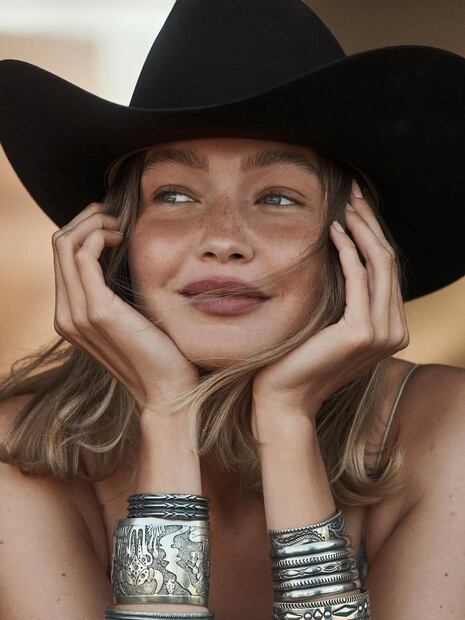 Cejas un poco más profundas que el rubio beige del cabello para dar estructura al rostro. Foto: Instagram @gigihadid