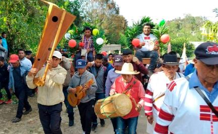 Alcalde de Oxchuc es cargado “como rey” por pobladores de Chiapas; desata críticas por abuso de autoridad