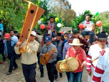 Alcalde de Oxchuc es cargado “como rey” por pobladores de Chiapas; desata críticas por abuso de autoridad