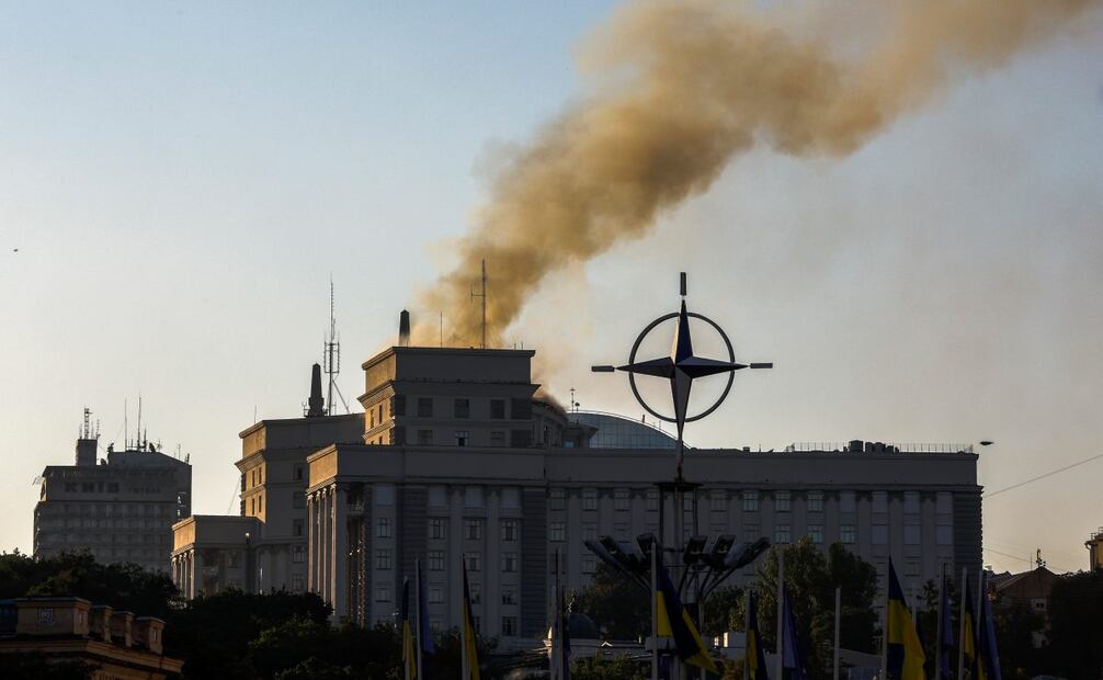 El humo se eleva sobre los edificios que albergan el gabinete de Ucrania en el centro de Kiev, Ucrania, el 7 de septiembre de 2025, en medio de la invasión rusa. Al menos dos personas murieron, incluido un niño, y decenas resultaron heridas después de que las fuerzas rusas lanzaran un ataque nocturno sobre Ucrania con más de 800 drones y 13 misiles, según el Servicio Estatal de Emergencias de Ucrania. Foto: EFE/Archivo