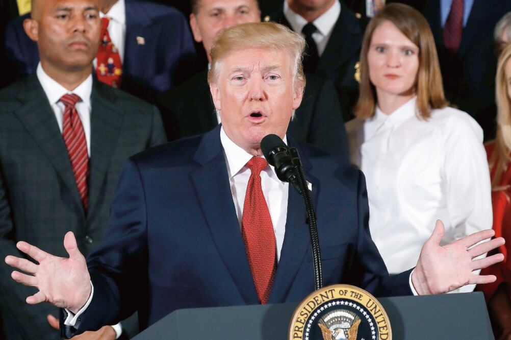 El presidente Donald Trump insistió ayer que a quien se debe investigar es a Hillary Clinton. En la imagen, el magnate el jueves pasado en la Casa Blanca. (KEVIN LAMARQUE. REUTERS)